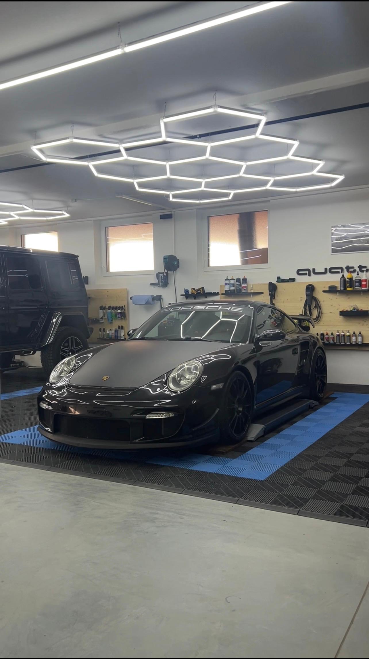 Blaues sportliches Auto nach der Reinigung